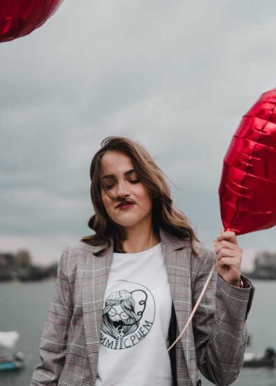 Devojka sa balonima u Froncla majici mislim srcem
