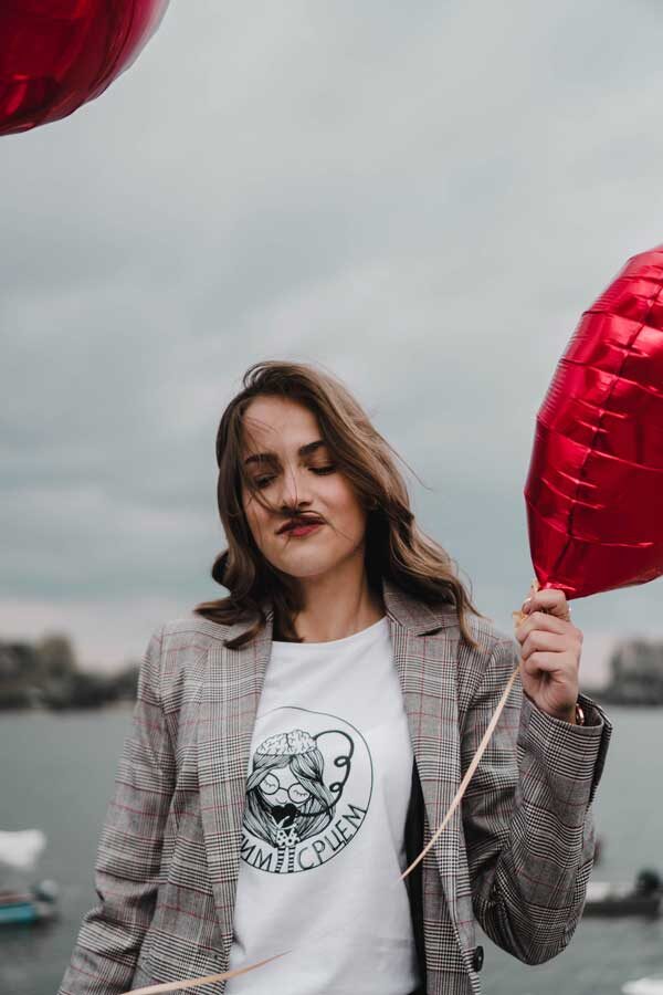 Devojka sa balonima u Froncla majici mislim srcem