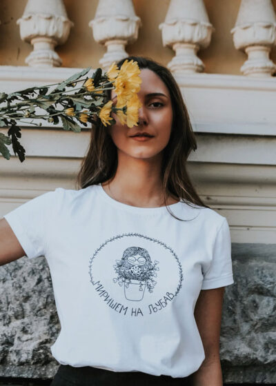devojka sa cvecem u majici mirisem na ljubav