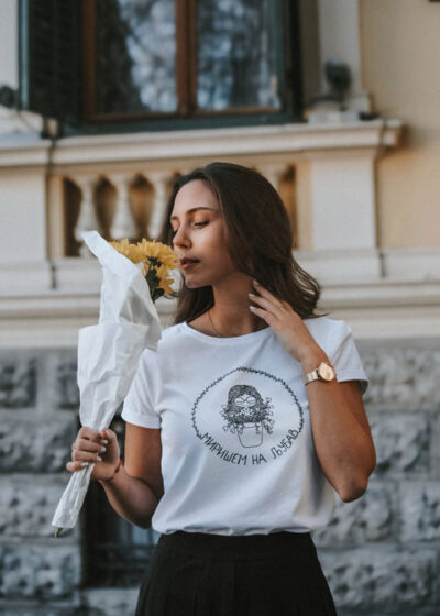 Sara u beloj Froncla majici mirisem na ljubav